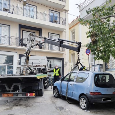 Γερανοί σηκώνουν τα εγκαταλελειμμένα αυτοκίνητα στην Αθήνα