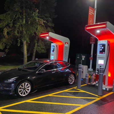 Θα βάλεις φορτιστή αλλιώς θα φας πρόστιμο. Συμφωνείτε;