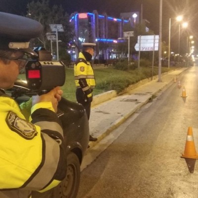 Μπαράζ ελέγχων της Τροχαίας στην Παραλιακή – Μάζεψε άδειες και διπλώματα