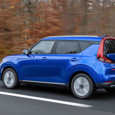 Ηλεκτρικά αυτοκίνητα: Πόσο ρεύμα καίνε με 300 kg αποσκευές; [Video]