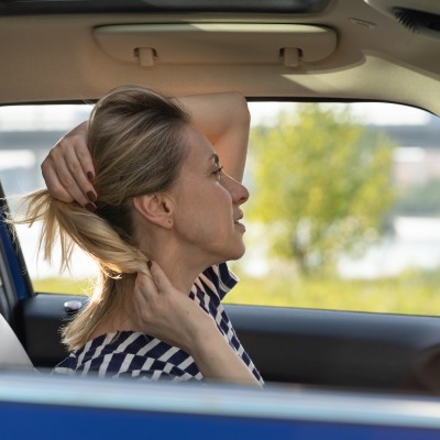 Το 78% των Ελλήνων παραδέχεται ότι «χαζεύει» στο τιμόνι - Δείτε την έρευνα