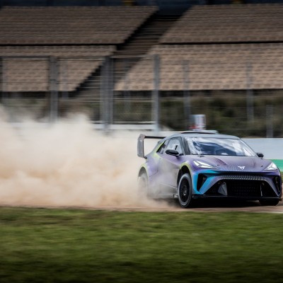 Οι παίκτες της Barcelona πάθανε πλάκα με το CUPRA UrbanRebel!