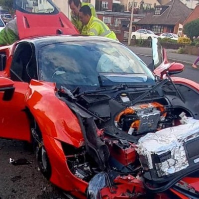 Video: Ferrari SF90 τρακάρει 5 παρκαρισμένα – Ο οδηγός εξαφανίζεται