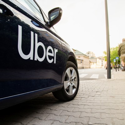 Απειλείται η Uber στην ΕΕ; Τι εμπόδια μπαίνουν στις online πλατφόρμες