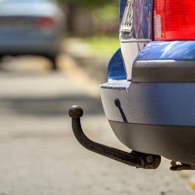 Κοτσαδόρος σε ΙΧ: Τι λέει ο νόμος - Τι ισχύει με το ΚΤΕΟ