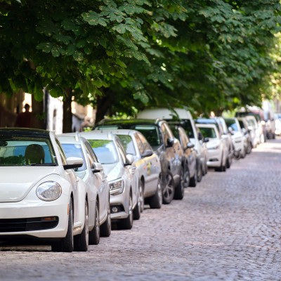 Τρεις ελληνικές περιοχές στο Top 5 με τα λιγότερα ΙΧ ανά κάτοικο!