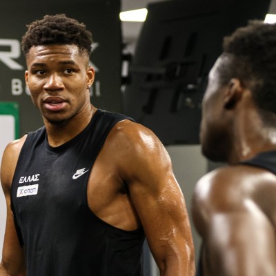 Δείτε το νέο αυτοκίνητο του Γιάννη Αντετοκούνμπο στην Ελλάδα – Πόσο κοστίζει