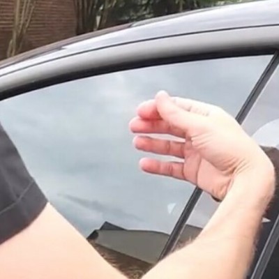 Απίστευτο – Εμφύτεψε τσιπάκι στο χέρι του για να ξεκλειδώνει το Tesla του [video]