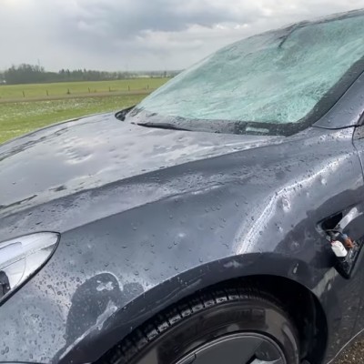 Χαλάζι καταστρέφει Tesla Model 3 – Δείτε πώς έγινε το αυτοκίνητο [video]