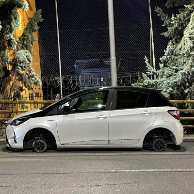 Απίστευτο: Πήραν ζαντολάστιχα από Toyotα Yaris έξω από τη ΔΕΘ!