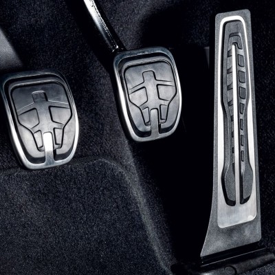 Ποια αυτοκίνητα έχουν το πεντάλ του γκαζιού ανάποδα και γιατί;