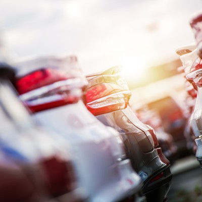 Πωλήσεις αυτοκινήτων στην ΕΕ: «Καμπανάκι» από τις εταιρείες για την ελεύθερη πτώση της αγοράς