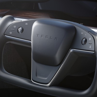 Γιατί είναι έτσι το τιμόνι των Tesla; Βολεύει; [video]