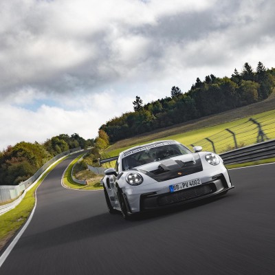 Video: Η Porsche 911 GT3 RS στο Nurburgring: Πόσο ταχύτερη είναι από την «απλή» GT3;