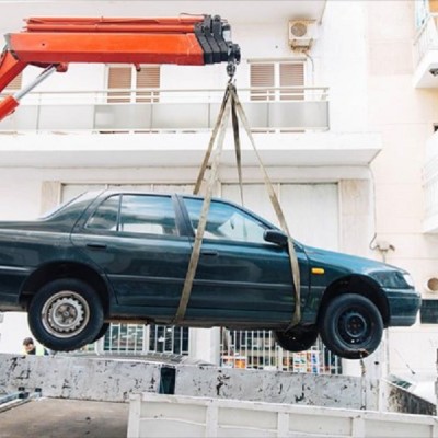 Αθήνα: Αδειάζουν θέσεις πάρκινγκ – Απομάκρυναν 3.100 εγκαταλελειμμένα αυτοκίνητα [video]