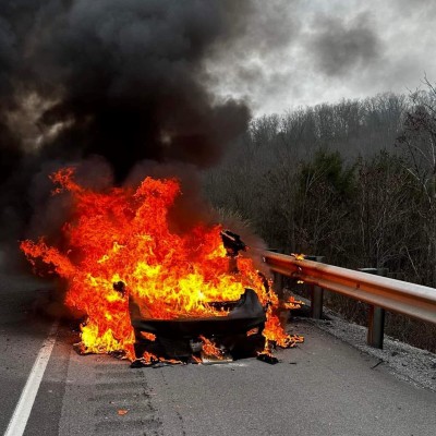 Έριξαν 45.000 λίτρα νερού για να σβήσουν ένα Tesla