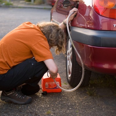 Ρομά έκλεβε βενζίνη από αυτοκίνητο μέρα μεσημέρι - Πού και πώς τον συνέλαβαν;