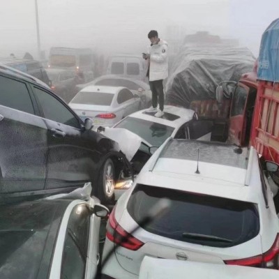 Απίστευτη καραμπόλα: 200 οχήματα, μόνο 1 νεκρός! – Τι τους έσωσε;