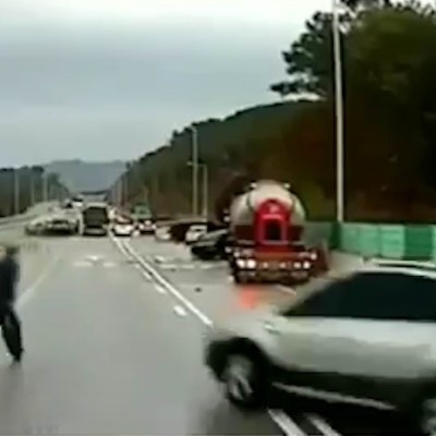 Video-Σοκ: Πεζός αποφεύγει 2 οχήματα σε παγωμένο αυτοκινητόδρομο!