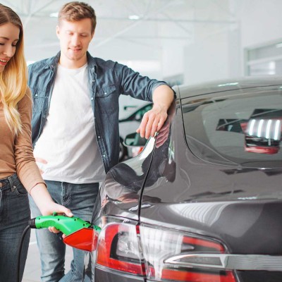 Tesla: Έριξε τιμές κι έκανε ρεκόρ πωλήσεων