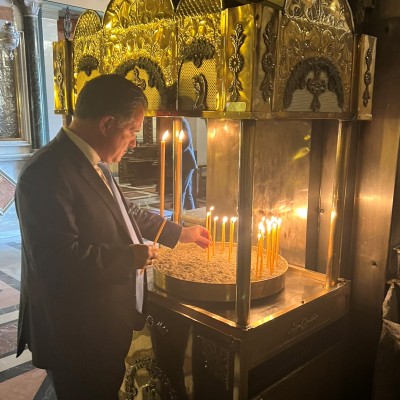 Ενεπλάκη σε τροχαίο ο Άδωνις Γεωργιάδης – Άναψε κερί σε εκκλησία