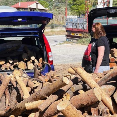 Ξύλα για το τζάκι: Επιτρέπεται να τα μεταφέρω με το αυτοκίνητο; - Τι λέει ο νόμος