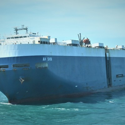 Νέα φωτιά σε πλοίο με αυτοκίνητα – Κίνδυνος για 4.500 οχήματα