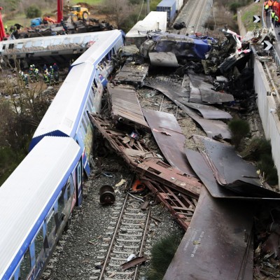 Σύγκρουση τρένων στα Τέμπη: Πώς βρέθηκαν στην ίδια γραμμή