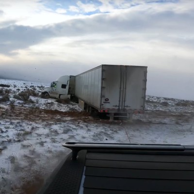 Ηλεκτρικό pick-up ξεκολλάει νταλίκα 17 τόνων από το χιόνι… για πλάκα! [video]