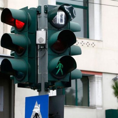 «Αντίο δίπλωμα» αν περνάς κόκκινα: 388 νέες κάμερες σε φανάρια της Αθήνας