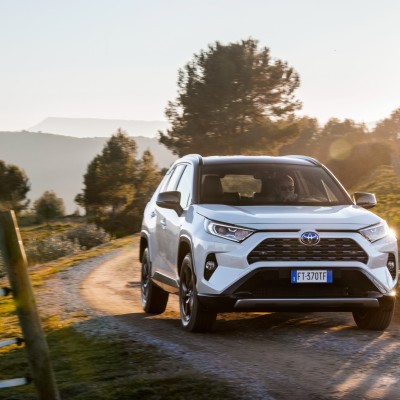 Νέο Toyota RAV4 2026: Όλα όσα γνωρίζουμε για την επόμενη γενιά του best-seller SUV