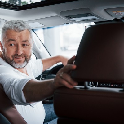 Δίπλωμα αυτοκίνητου: Γιατί εξετάζεσαι στην οπισθογωνία, αφού είναι παράνομη;