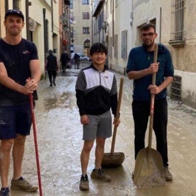 Πλημμύρες Ιταλίας: O Yuki Tsunoda πήρε φτυάρι και καθάρισε λασπόνερα