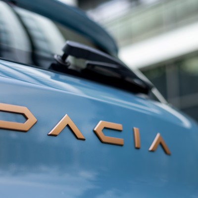 2.500 ευρώ φθηνότερο το μικρό SUV της Dacia – Κάτω από 15.500 ευρώ