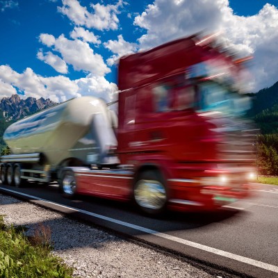 Τι αλλάζει στις μεταφορές επικίνδυνων φορτίων στην Ελλάδα