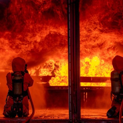 Συναγερμός στο Υπ. Περιβάλλοντος! Κάηκε εργοστάσιο ορυκτέλαιων στη Μάνδρα