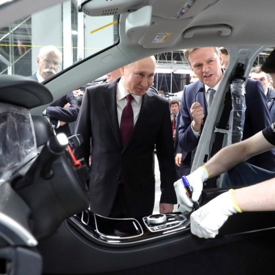 Διαταγή Putin: «Ξεχάστε τα ξένα αυτοκίνητα, οδηγήστε μόνο ρωσικά!»