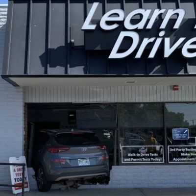 Ειρωνεία: Δάσκαλος οδήγησης «καρφώθηκε» στη σχολή οδηγών [video]