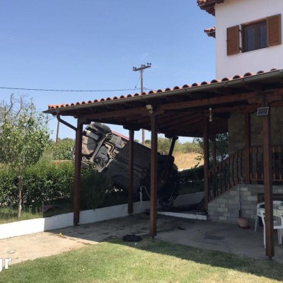 Αυτοκίνητο προσγειώθηκε στην αυλή σπιτιού! [video]