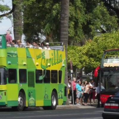 Ηλιακή στάση λεωφορείου δροσίζει όσους περιμένουν