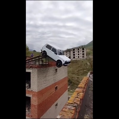 Έπεσε με Lada Niva από τον 5ο όροφο! Δες το video που έγινε viral