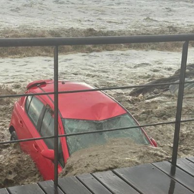 Κακοκαιρία Daniel: Η θάλασσα παίρνει αυτοκίνητα [video] - Απαγόρευση κυκλοφορίας σε Βόλο, Πήλιο, Σκιάθο