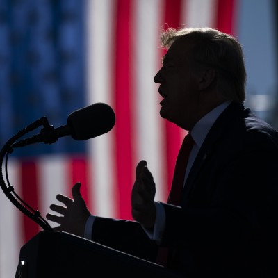 Ο Trump ανεβάζει την τιμή της βενζίνης – Και οι Αμερικανοί μετανιώνουν που τον έβγαλαν