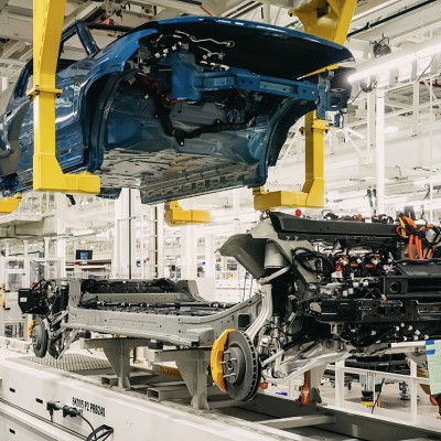 Ποια εταιρεία μπαίνει μέσα 31.000 € με κάθε ηλεκτρικό αυτοκίνητο που παράγει;