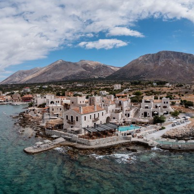 Στη Μάνη με Porsche Cayenne