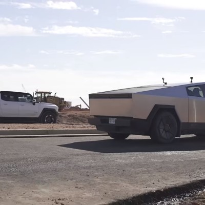 Σύγκρουση γιγάντων: Cybertruck 857 ίππων vs Hummer 1.014 ίππων [Video]