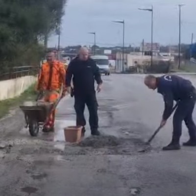 Χαμός με τους αστυνομικούς που μπάζωσαν λακκούβα και τους πήγαν πειθαρχικό [video]