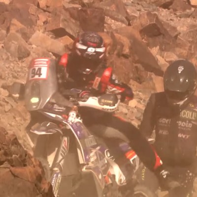 Dakar 2024: Συνοδηγός καβαλάει τη μηχανή αγωνιζόμενου και την πάει καλύτερα από τον ίδιο [Video]