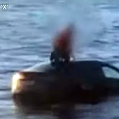 Tesla κάνει βουτιά στο νερό - Βγήκε από την οροφή ο οδηγός [video]