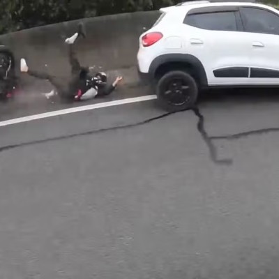 Μεθυσμένος οδηγός χτύπησε μοτοσικλετιστή και μετά τούμπαρε – Σοκαριστικό video